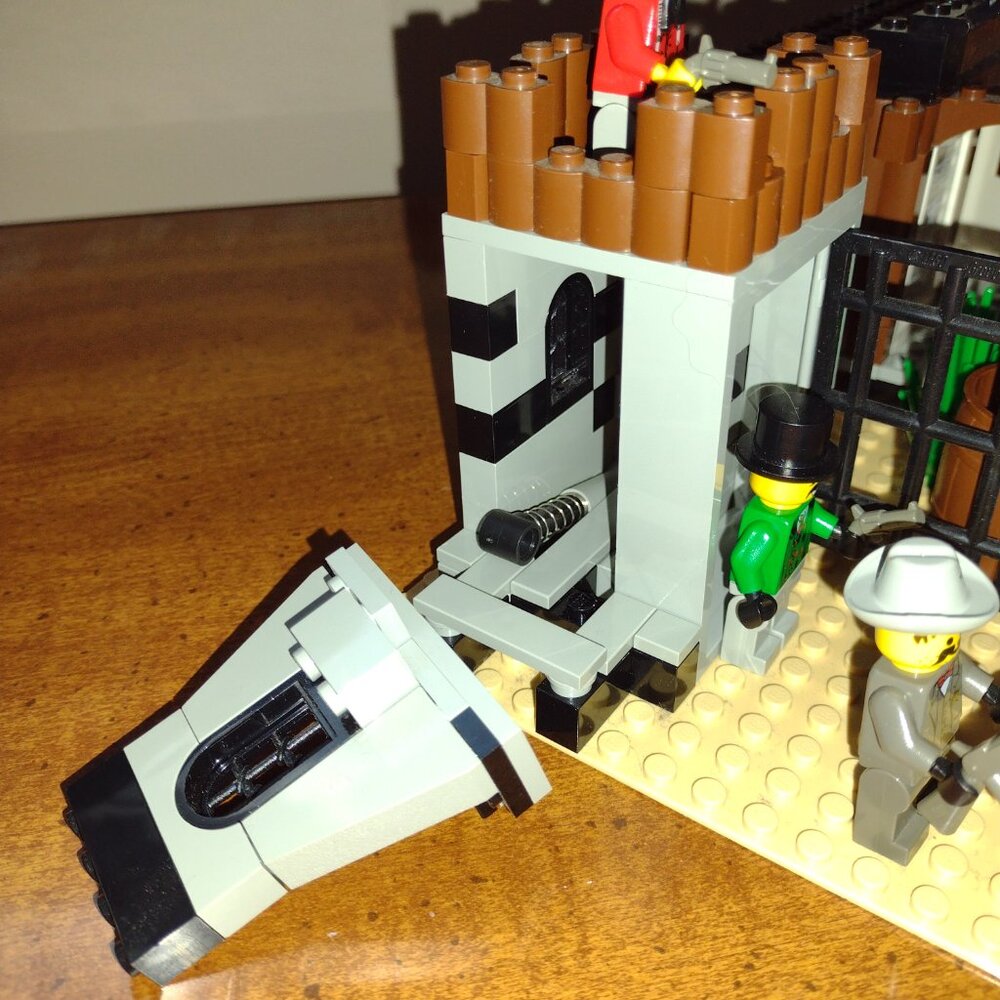 Like new Lego Sheriff's Lock Up Prison w Exploding Jail Cell, retired w orig box - Picture 12 of 15